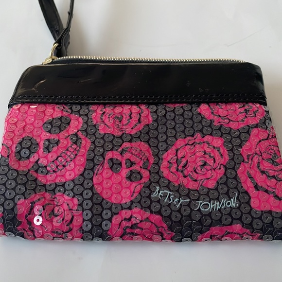 💕Women’s Betsy Johnson 💕Wristlet/Wallet💕Skull and Rose Pattern🌹💀 - Picture 6 of 8